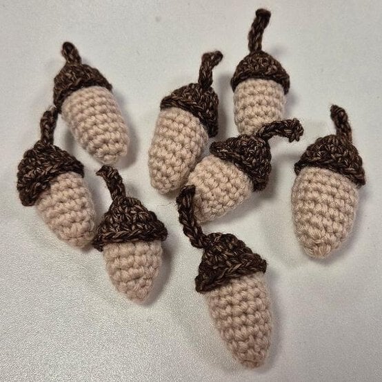 ideas%5Fhow%2Dto%2Dcrochet%2Dan%2Dautumn%2Ddoor%2Dcurtain%5Facorn%5Fstep%2D3.jpg?sw=554&q=85