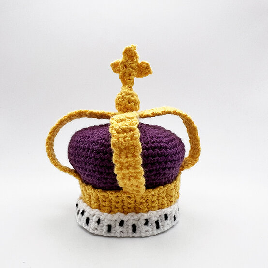 How-to-Crochet-an-Amigurumi-King-Charles_crown3.jpg?sw=554&q=85