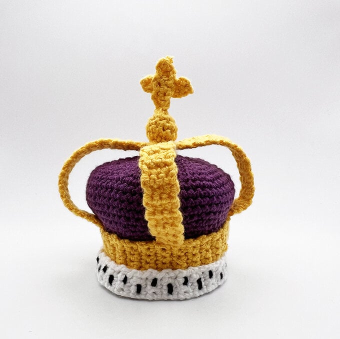 How-to-Crochet-an-Amigurumi-King-Charles_crown3.jpg?sw=680&q=85