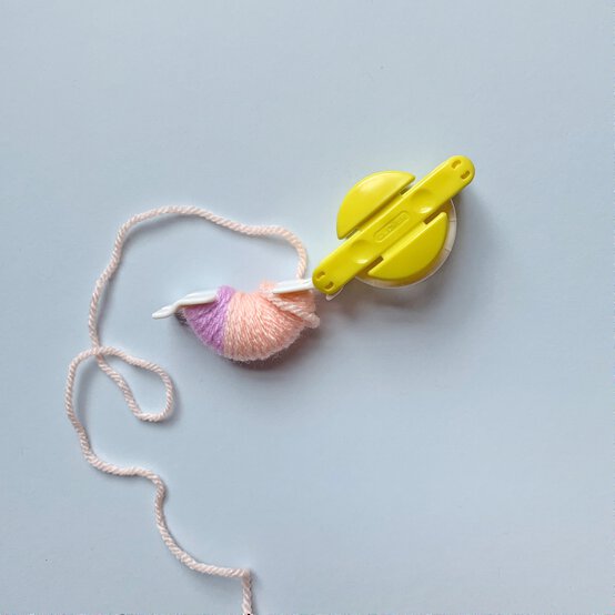 how_to_create_five_different_patterns_in_pom_poms_multi_pattern_pom_pom_step_2.jpg?sw=554&q=85