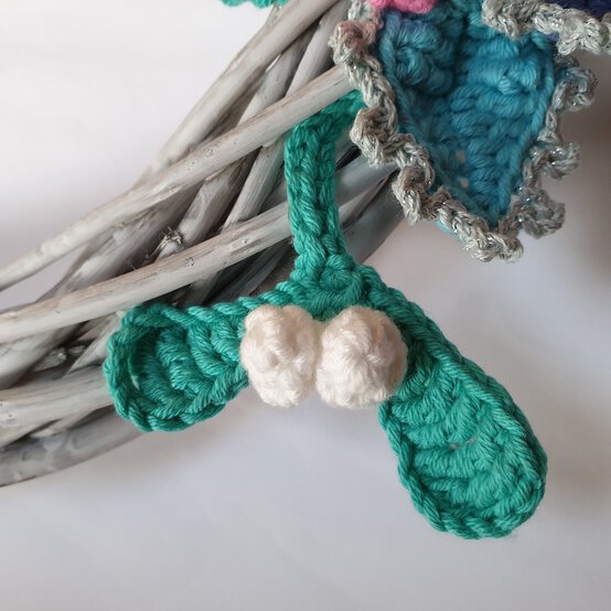 how_to_crochet_christmas_robin_wreath_image-1.jpg?sw=554&q=85