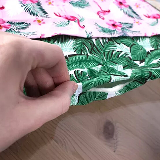 makeup-brushroll-step13.jpg?sw=554&q=85