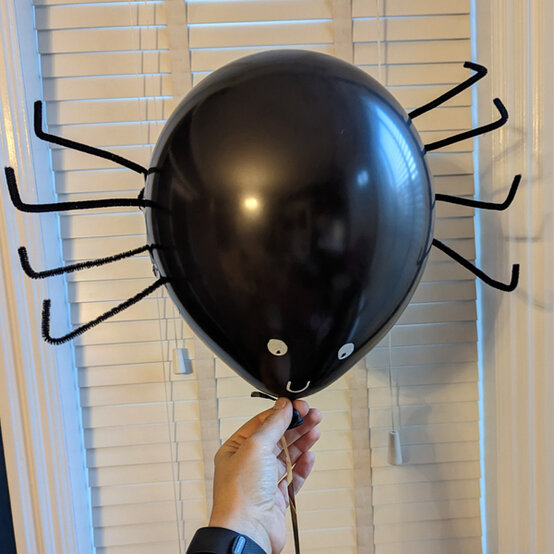 idea_personalised-halloween-balloons-spider_step4.jpg?sw=554&q=85