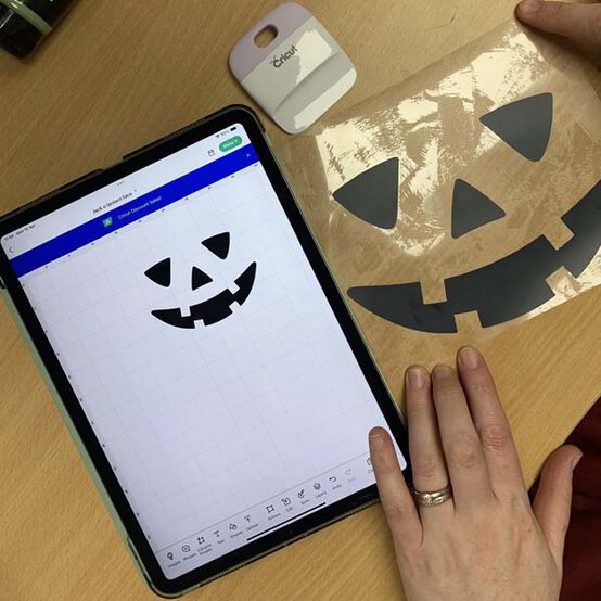 ideas%5Feasy%2Dhalloween%2Dcostumes%2Dfor%2Dkids%5Fpumpkin%2Dstep%2D3b.jpg?sw=554&q=85