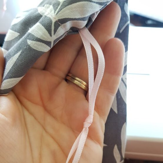 fabric_drawstring_bags_ribbon_step_9.jpg?sw=554&q=85