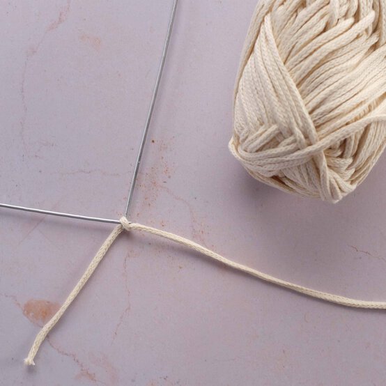 Idea_how-to-make-a-woven-heart-wreath_step1.jpg?sw=554&q=85