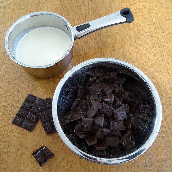 carrot_fruit_line_cake_2.jpg?sw=554&q=85