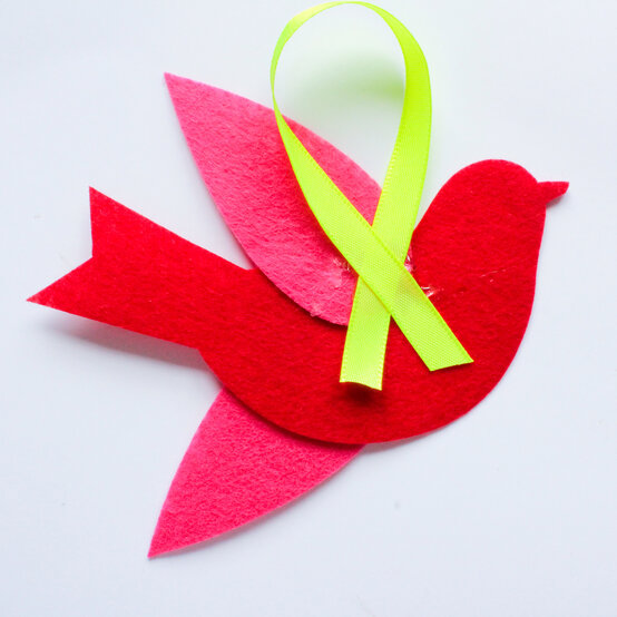 felt-christmas-decorations_felt_step6_edit.jpg?sw=554&q=85