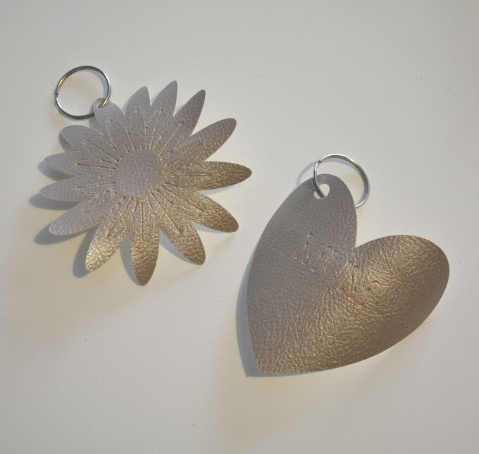 cricut_how_to_make_a_mothers_day_keyring_keyringmakeitstep2_2.jpg?sw=680&q=85