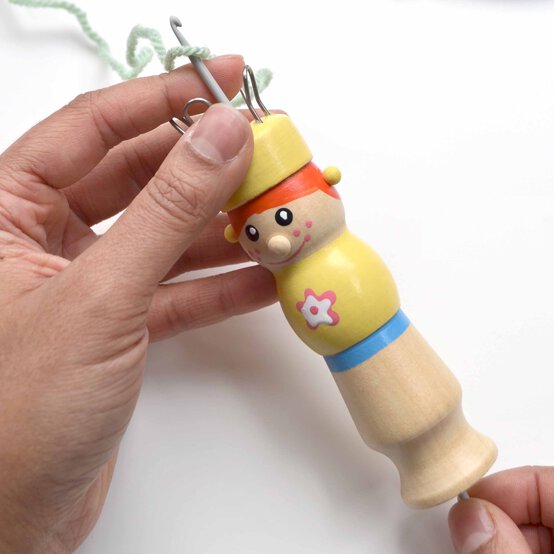 How-to-Make-a-Knitted-Eid-Mubarak-Sign_step1b.jpg?sw=554&q=85