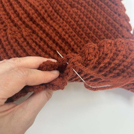 ideas%5Fhow%2Dto%2Dcrochet%2Da%2Dleaf%2Dcushion%5Fstep%2D5b.jpg?sw=554&q=85