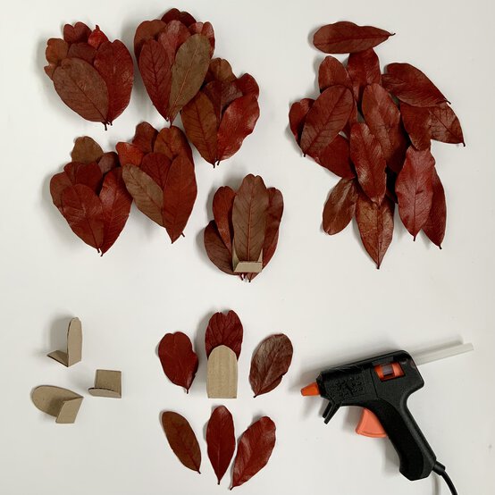 img_autumnleafwreathstep7.jpg?sw=554&q=85