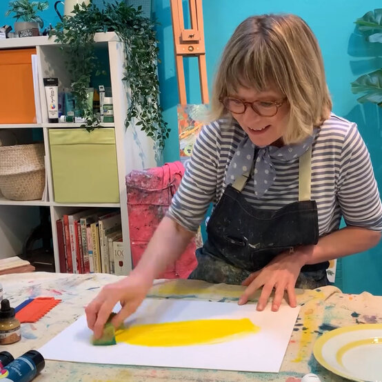 drip-effects-with-acrylic-paint_step1.jpg?sw=554&q=85