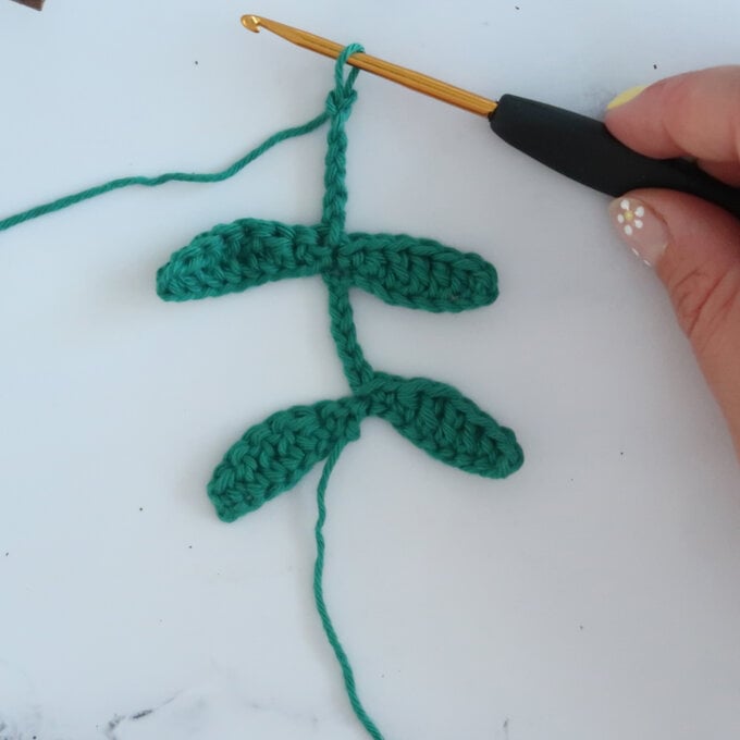 crochet-mistletoe-step-9.jpg?sw=680&q=85