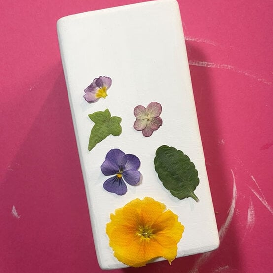 ideas_pressed-flower-gift-ideas-for-mothers-day_vase-2.jpg?sw=554&q=85