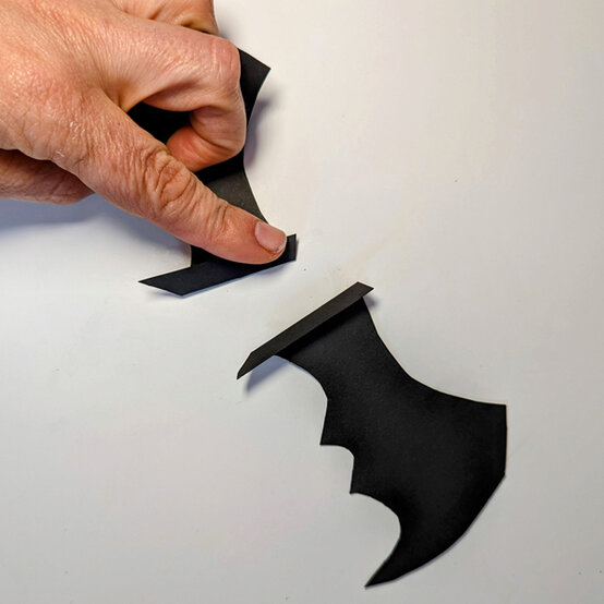 idea_halloween-glass-lanterns-bat_step3c.jpg?sw=554&q=85