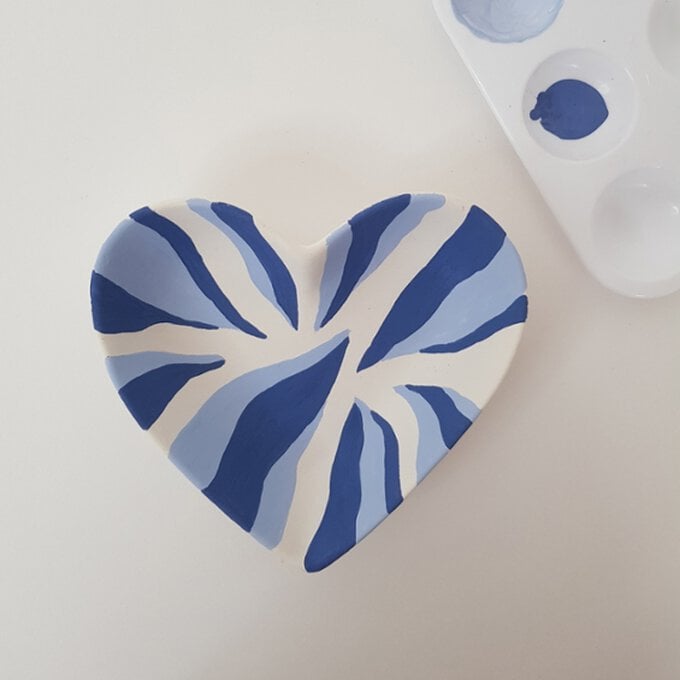 Idea_how-to-decorate-a-ceramic-heart-dish_step3.jpg?sw=680&q=85