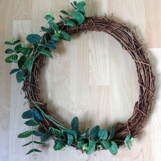 ideas%5Fhow%2Dto%2Dmake%2Da%2Dfloral%2Dspring%2Dwreath%5Fstep%2D1.jpg?sw=554&q=85