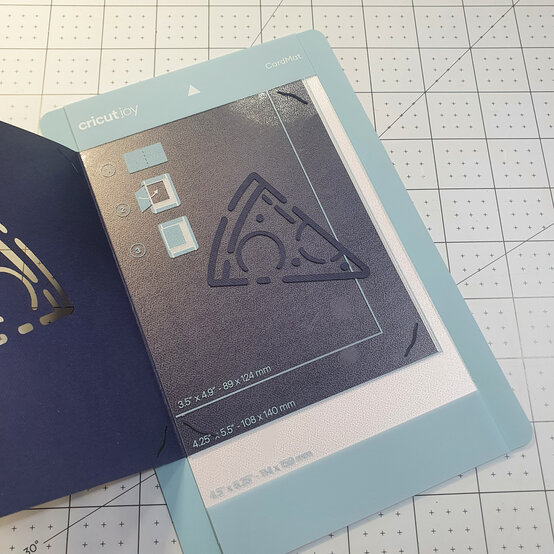 cricut_get_started_in_cricut_joy_valentines_card_for_him_30.jpg?sw=554&q=85