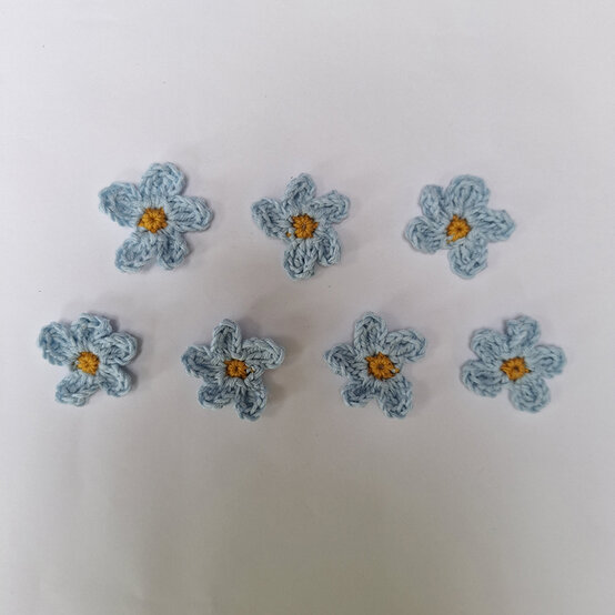 How%2Dto%2Dcrochet%2Da%2Dfloral%2Dspring%2Dwreath%5Fforget%2Dme%2Dnots.jpg?sw=554&q=85