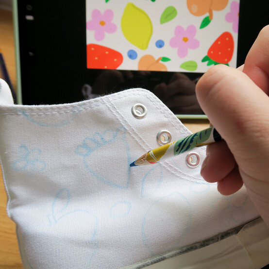 idea_personalise-a-shoe-with-fabric-paint_step4.jpg?sw=554&q=85