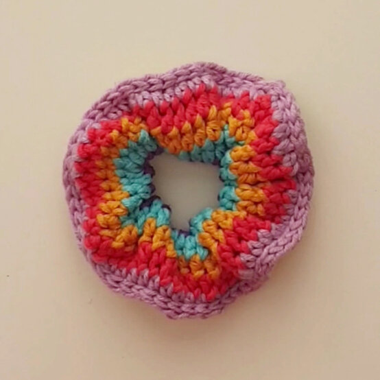 Idea_How-to-crochet-a-scrunchie_Stripes.jpg?sw=554&q=85