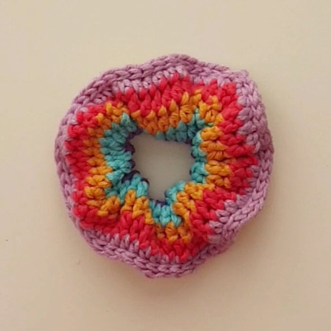 Idea_How-to-crochet-a-scrunchie_Stripes.jpg?sw=680&q=85