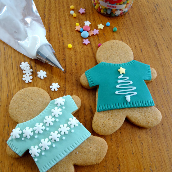 decorated-gingerbread-biscuits_step7.jpg?sw=554&q=85