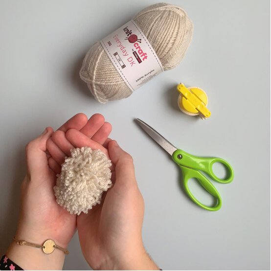 pom_pom_bunny_wall_art_step_1_2.jpg?sw=554&q=85