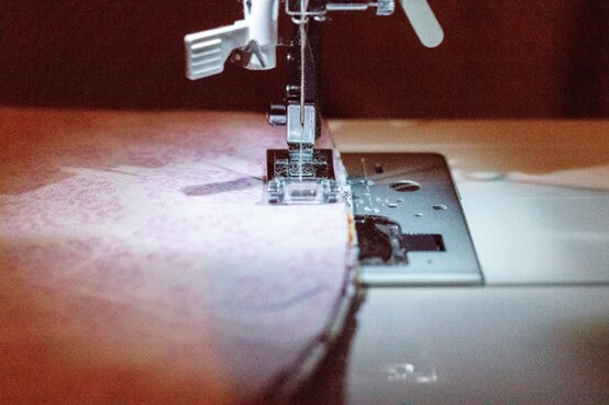 10-sewing-cushion-cover-pieces-together-resize.jpg?sw=554&q=85