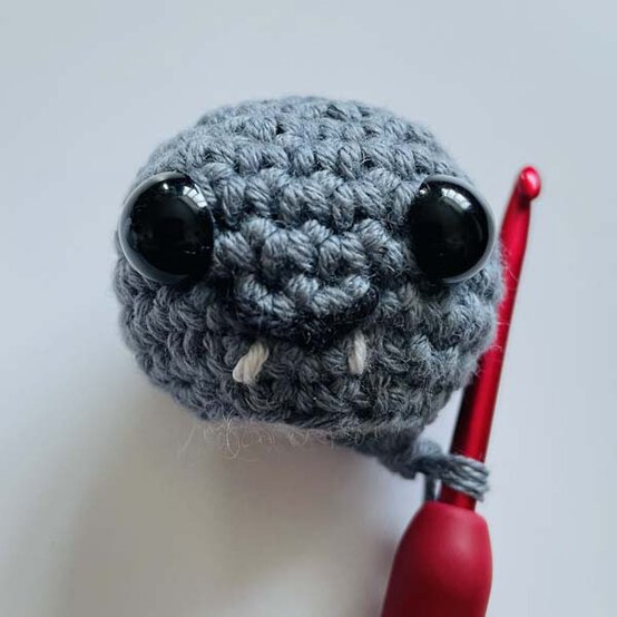 ideas%5Fhow%2Dto%2Dcrochet%2Da%2Dhalloween%2Dwreath%5Fbat%5Fstep%2D1a.jpg?sw=554&q=85