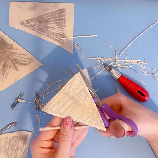 Idea_how-to-make-lino-print-gift-wrap_step6a.jpg?sw=554&q=85