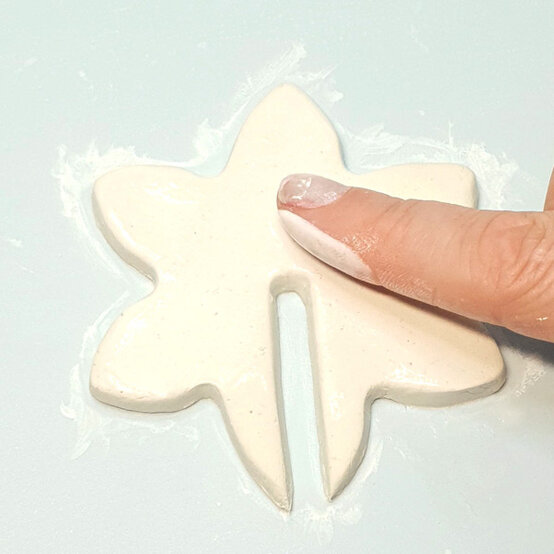 idea%5Feasy%2Dclay%2Dchristmas%2Ddecorations%2Dholly%5Fstep%2D5.jpg?sw=554&q=85