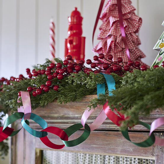 ribbon%2Dpaperchains.jpg?sw=554&q=85