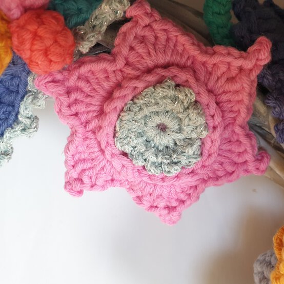 how_to_crochet_christmas_robin_wreath_image-5.jpg?sw=554&q=85