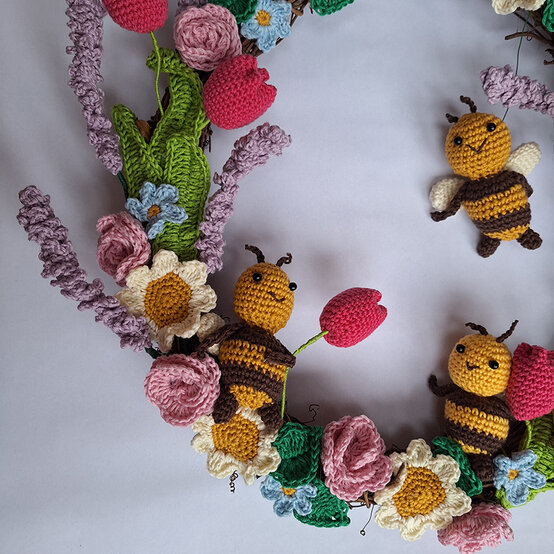 How%2Dto%2Dcrochet%2Da%2Dfloral%2Dspring%2Dwreath%5Fmaking%2Dup1.jpg?sw=554&q=85