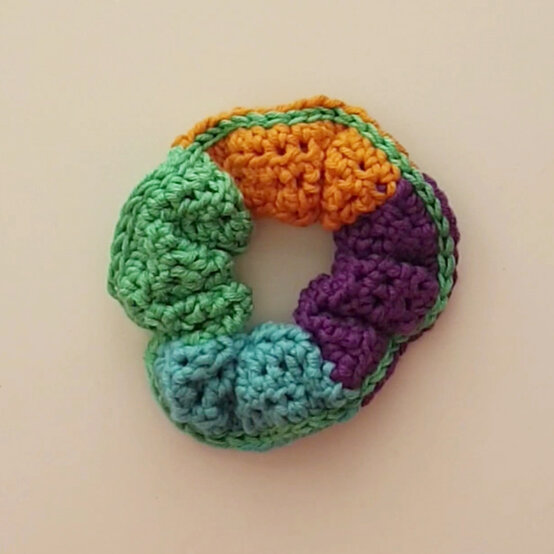 Idea_How-to-crochet-a-scrunchie_Colourblock.jpg?sw=554&q=85