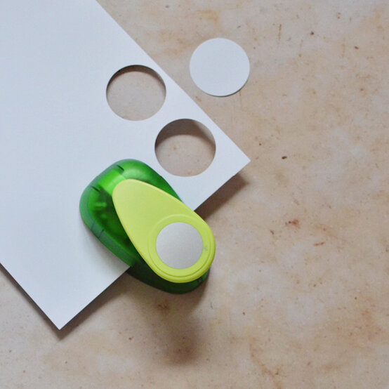 new-years-eve-kids-crafts7.jpg?sw=554&q=85