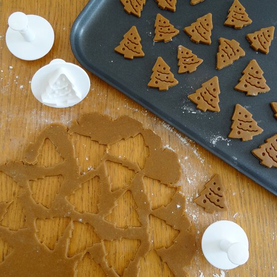 decorated-xmas-cupcakes_step2.jpg?sw=554&q=85