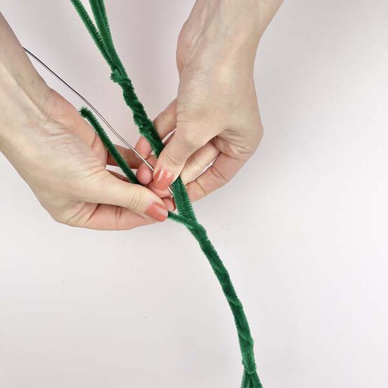 ideas%5Fpipe%2Dcleaner%2Dchristmas%2Dcrafts%5Fwreath%5Fstep%2D2.jpg?sw=554&q=85