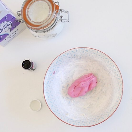 edible-slime-step-2_4.jpg?sw=554&q=85