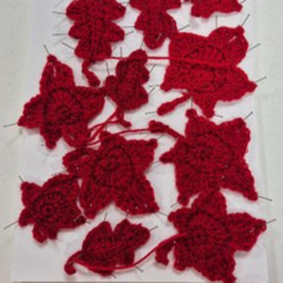 ideas%5Fhow%2Dto%2Dcrochet%2Dan%2Dautumn%2Ddoor%2Dcurtain%5Fblocking%5Fstep%2D3.jpg?sw=554&q=85