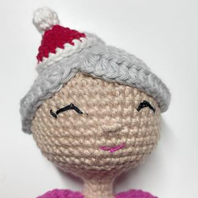 idea_how-to-crochet-amigurumi-mrs-claus_hat1.jpg?sw=680&q=85