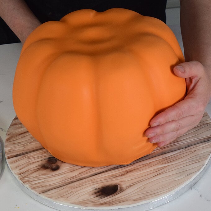 pumpkin-pinata-cake_step15_2.jpg?sw=680&q=85