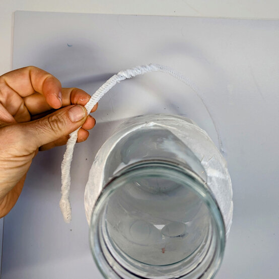 idea_halloween-glass-lanterns-mummy_step5.jpg?sw=554&q=85