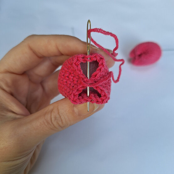 How%2Dto%2Dcrochet%2Da%2Dfloral%2Dspring%2Dwreath%5Ftulip3.jpg?sw=554&q=85