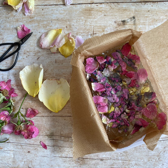 floral-botanical-soap_step4_2.jpg?sw=554&q=85