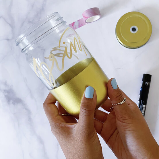 how-to-customise-drinking-jars-with-creative-lettering_freestyle_step7.jpg?sw=554&q=85