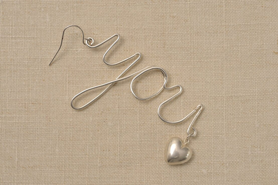 jewellery_writing_repeat_6.jpg?sw=554&q=85