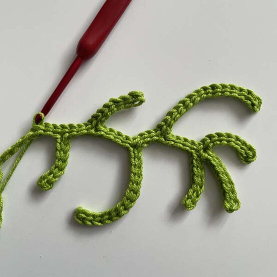 ideas%5Fhow%2Dto%2Dcrochet%2Da%2Dhalloween%2Dwreath%5Fvine%5F3.jpg?sw=554&q=85